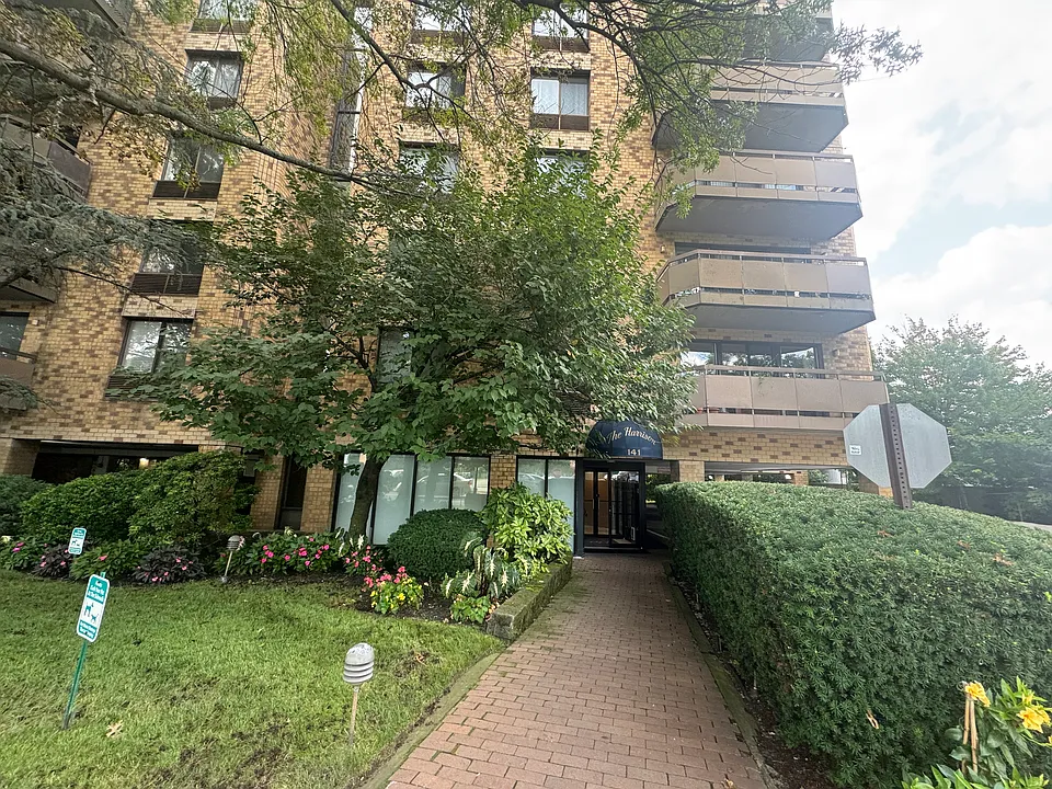 141 Great Neck Rd #3F