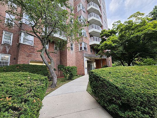 2nd image of 4499 Henry Hudson Pkwy APT 8D