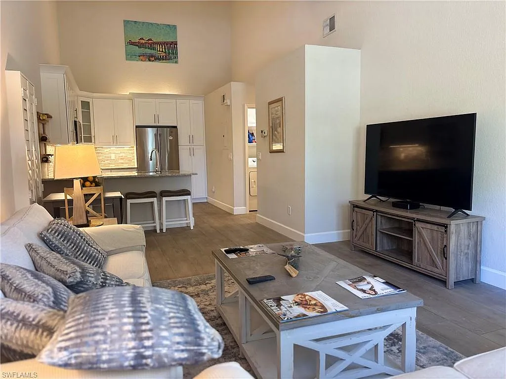 2 bed, 2.0 bath, 1133 sqft, $5,400 — Photo 4