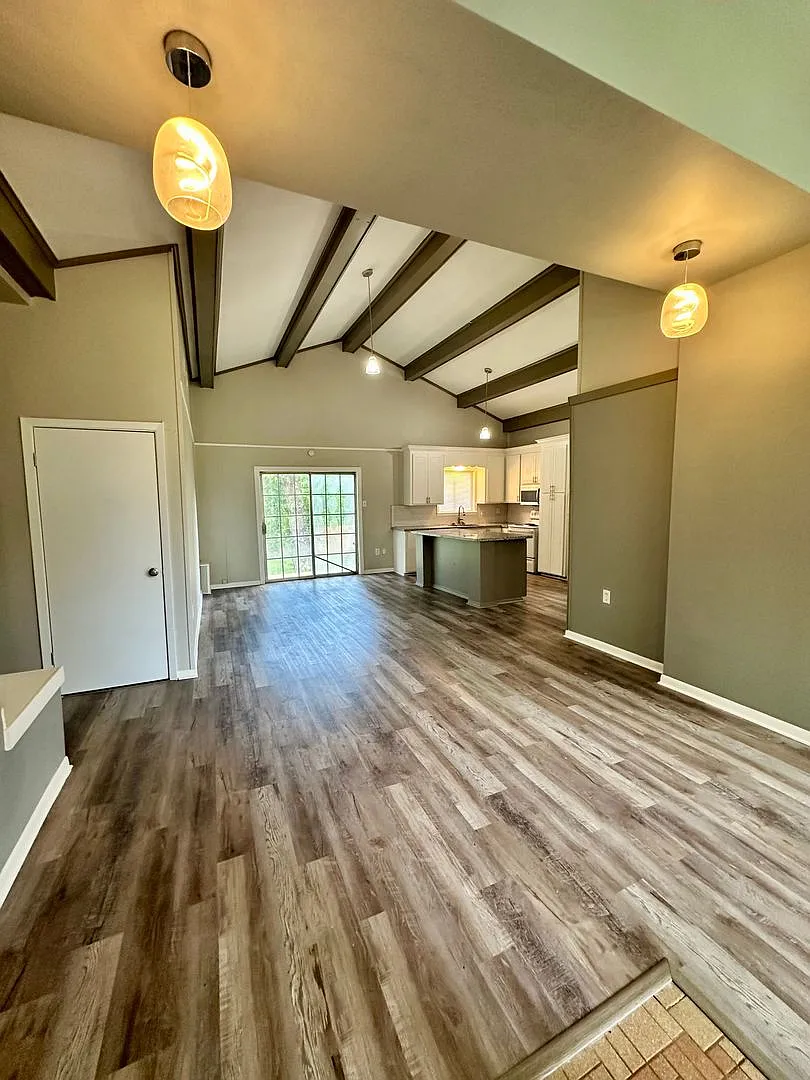 Spacious 4 Bedroom Home in Pearl! — Photo 4