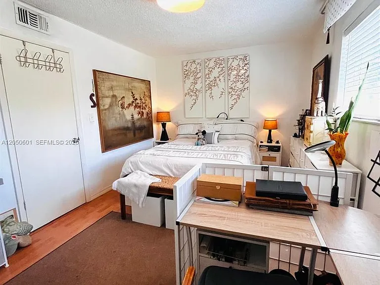 520 NE 38th St #15 — Photo 4