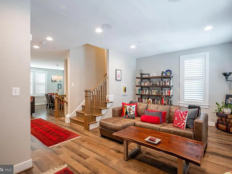 1126 N Stuart St — Photo 3