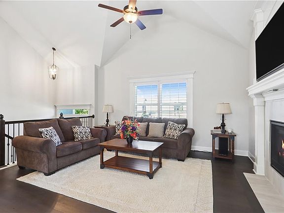 5th image of 805 Cedar Ridge Dr