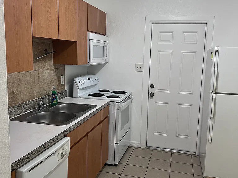 5127 Seneca Ave — Photo 2