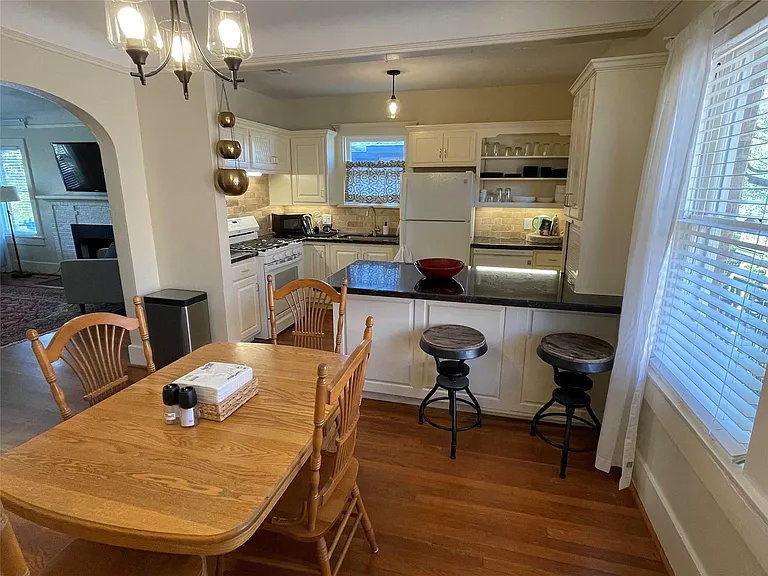 1604 Castle Ct — Photo 9