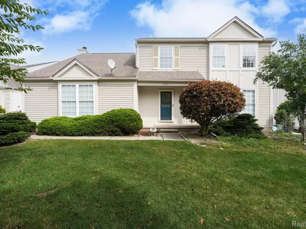 1883 Poppleton Dr, West Bloomfield, MI 48324