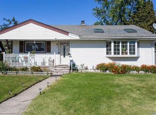 11 Mozart Ln, Bethpage, NY 11714