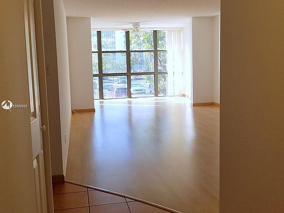 5th image of 1000 Parkview Dr APT 216