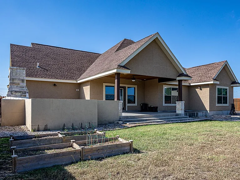 136 Dos Caballos — Photo 17