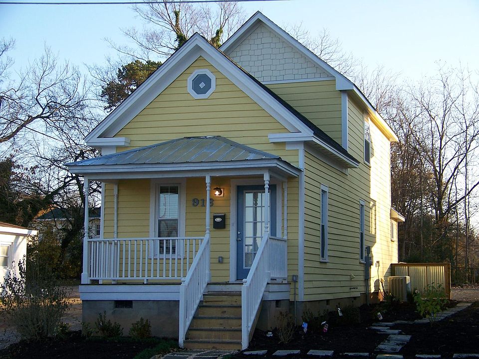 Cute cottage exterior in a great walkable community near the