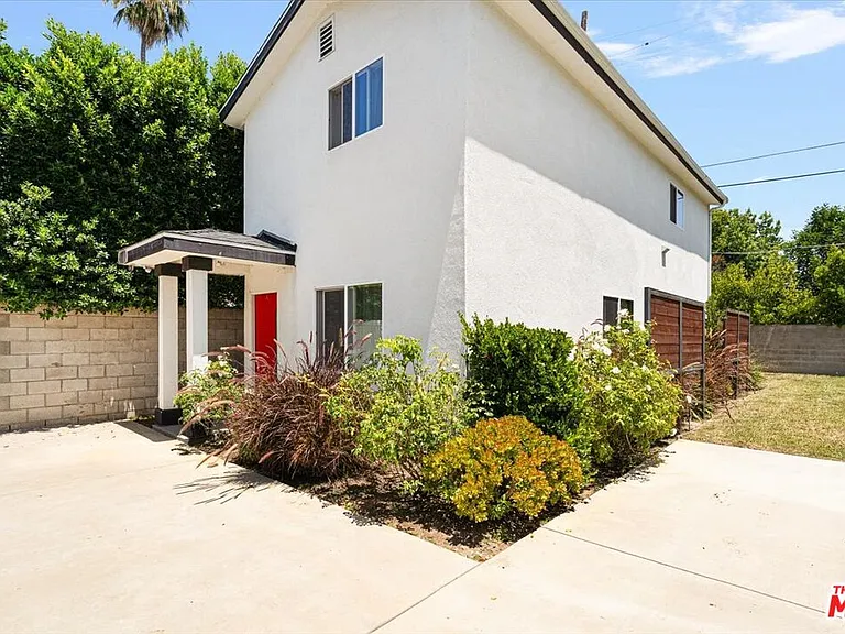 6652 Orion Ave — Photo 3