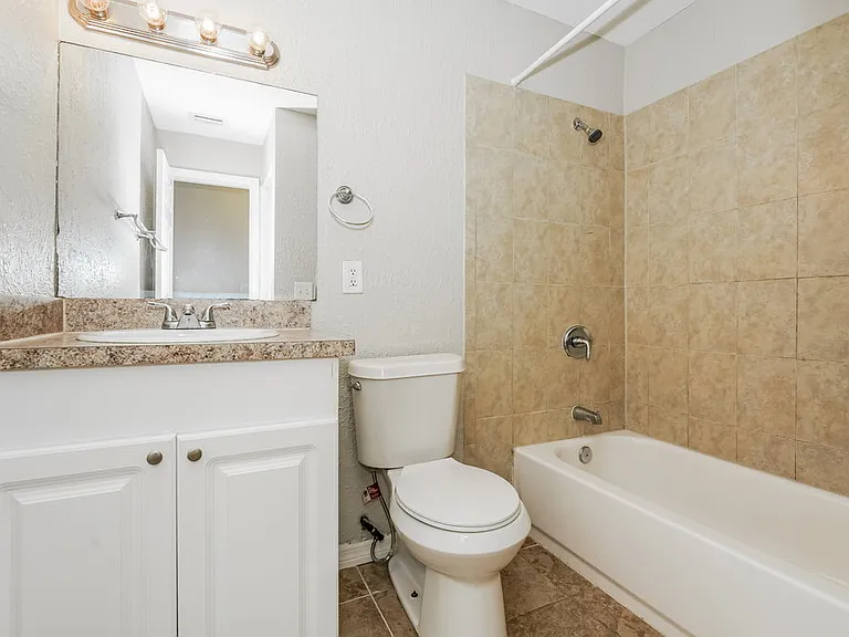989 E Normandy Blvd — Photo 13