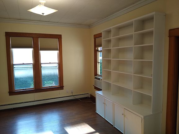 Living Room
Built-in Bookshelves