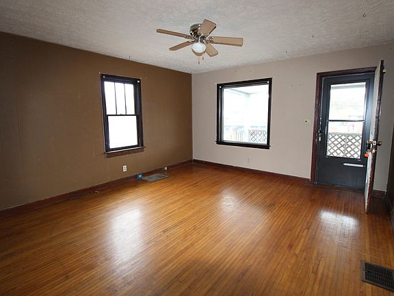 3rd image of 687 Dogwood St