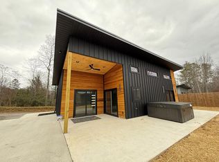 176 Tarhelia Ln, Whittier, NC 28789