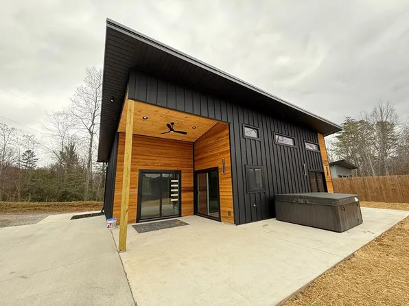 176 Tarhelia Ln, Whittier, NC 28789