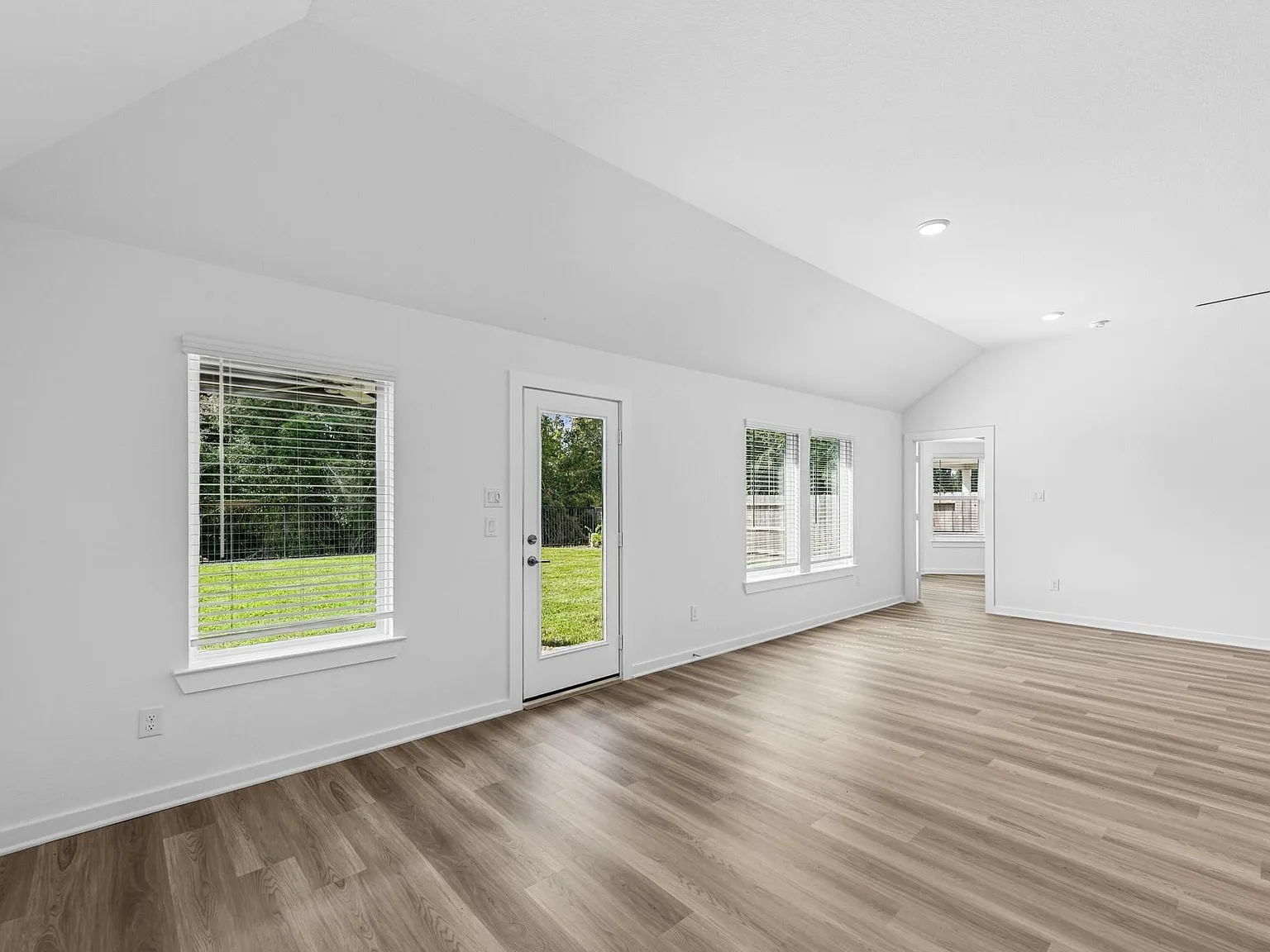 4 bed, 3.0 bath, 2090 sqft, $2,500 — Photo 4