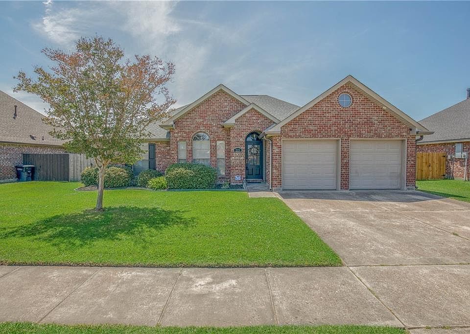 1st image of 215 Laurel Oak Dr
