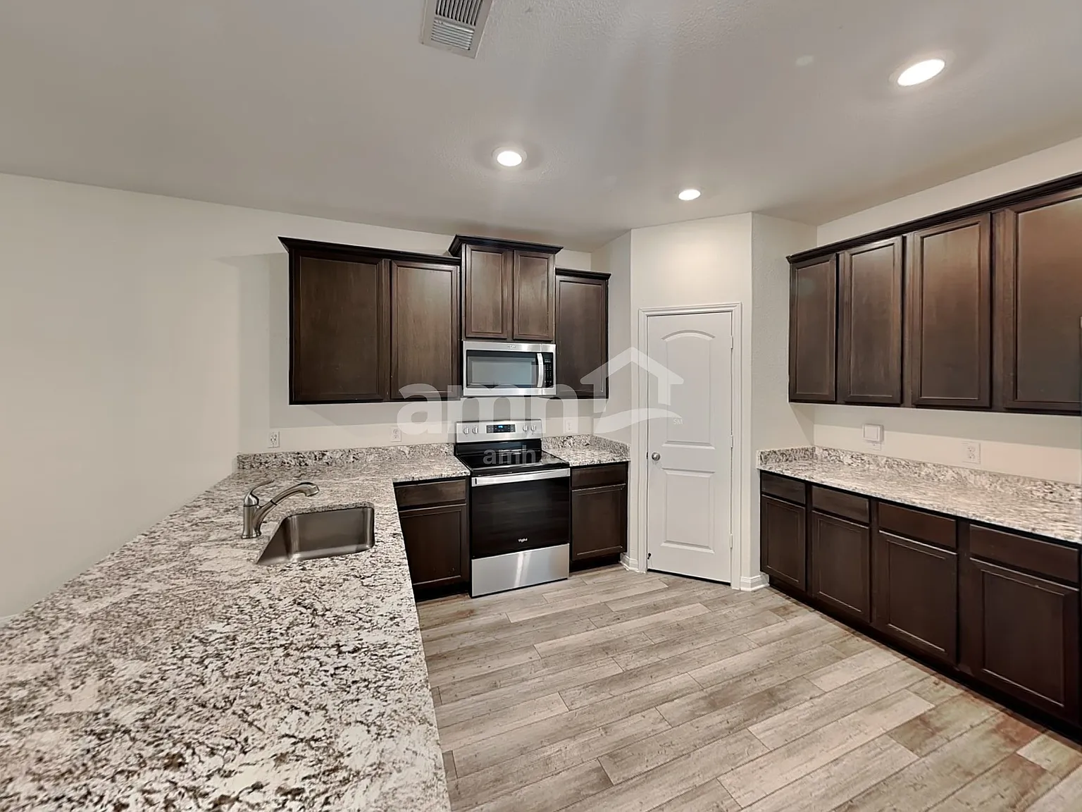 5 bed, 2.5 bath, 2543 sqft, $2,330 — Photo 3