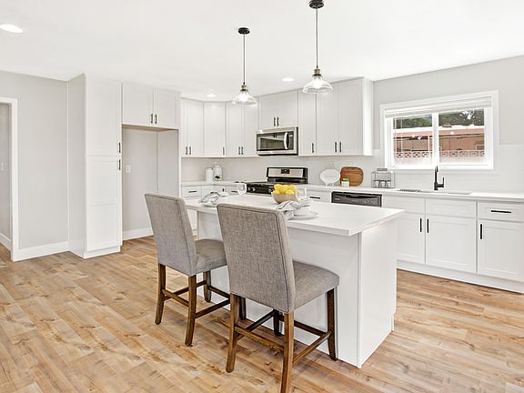 4th image of 306 E Clarion Dr
