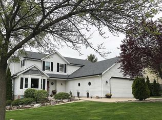 1443 Sunnyridge Rd, Pewaukee, WI 53072