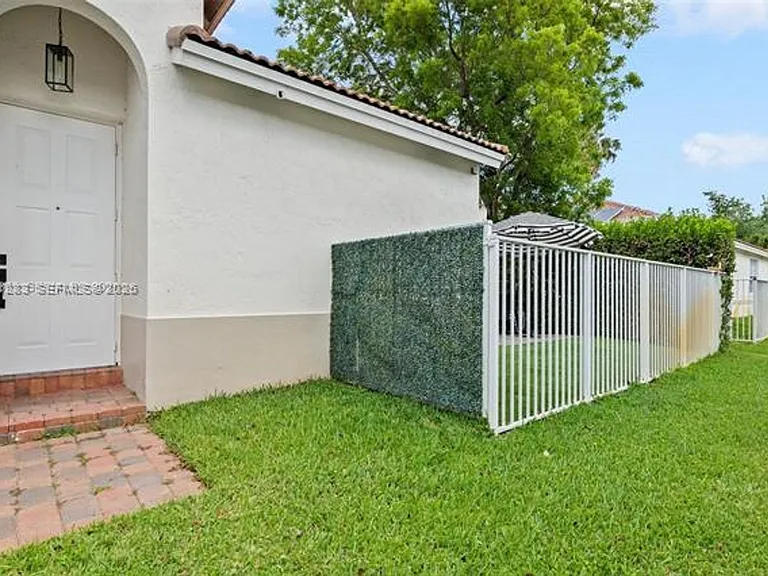 18755 SW 27th Ct #Townhouse 18755 — Photo 4