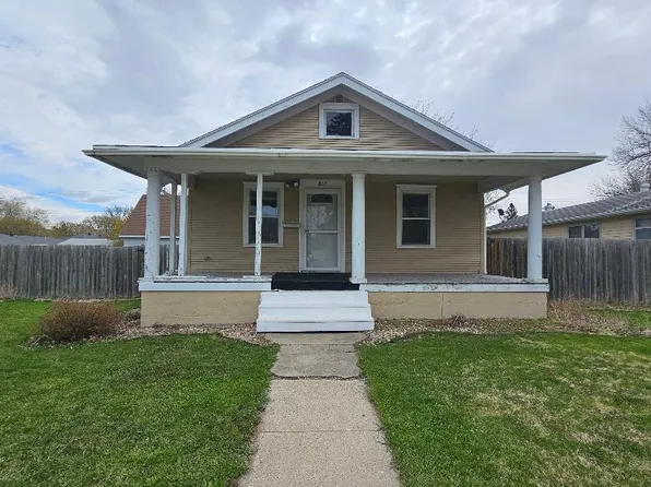 817 S 10th St, Aberdeen, SD 57401
