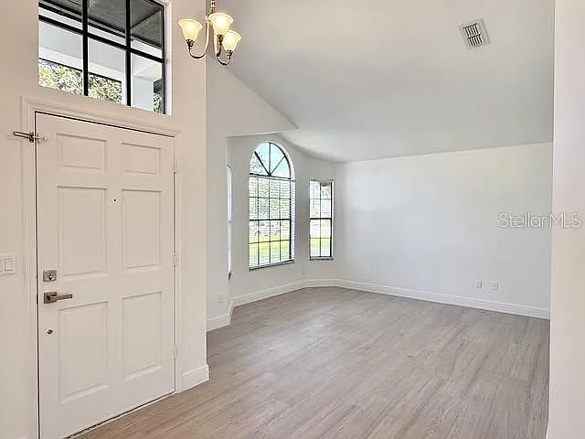 553 Walnut Grove Pl — Photo 5
