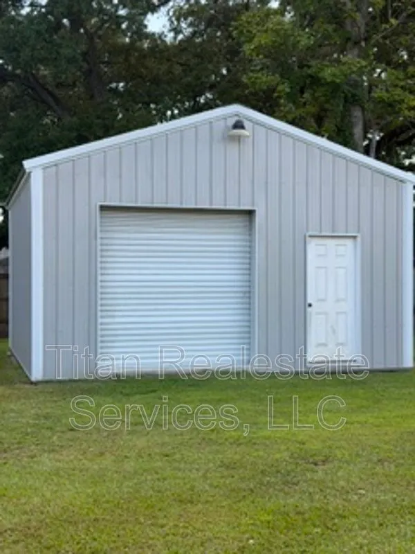 3 bed, 1.0 bath, 1300 sqft, $1,600 — Photo 2