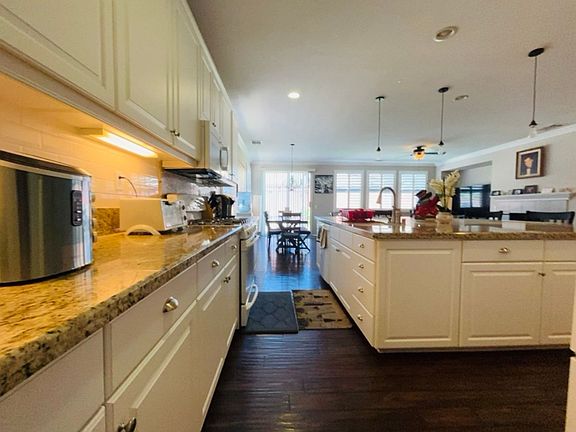 3rd image of 1368 Mandrake Way