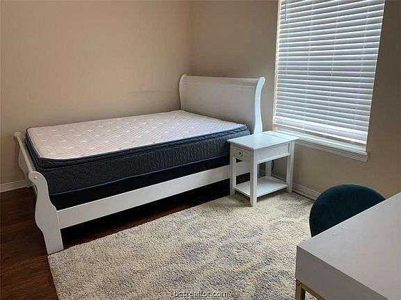 5th image of 305 Holleman Dr #1403