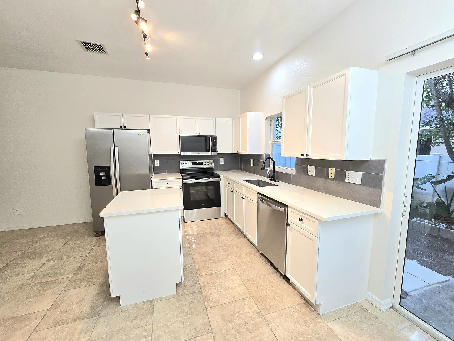 2 bed, 2.5 bath, 1350 sqft, $2,600 — Photo 4