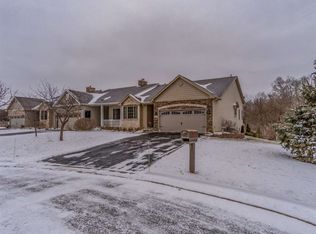 5707 Willow Creek Ln, Roscoe, IL 61073