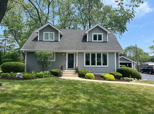 557 Crest Ave, Elk Grove Village, IL 60007