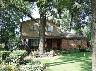 2775 Buena Vista Dr, Highland, MI 48356
