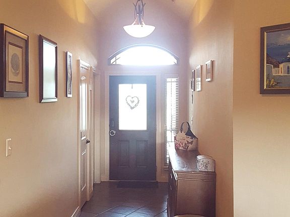Front entrance hallway, vaulted cieling