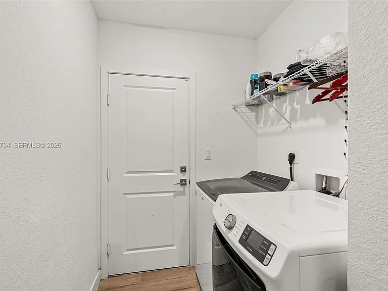 525 NE 6th Pl — Photo 25