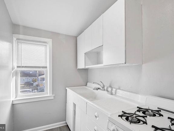 3rd image of 124 Stiles Ave