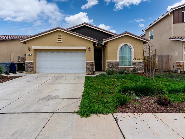 814 Courtney Ct — Photo 2