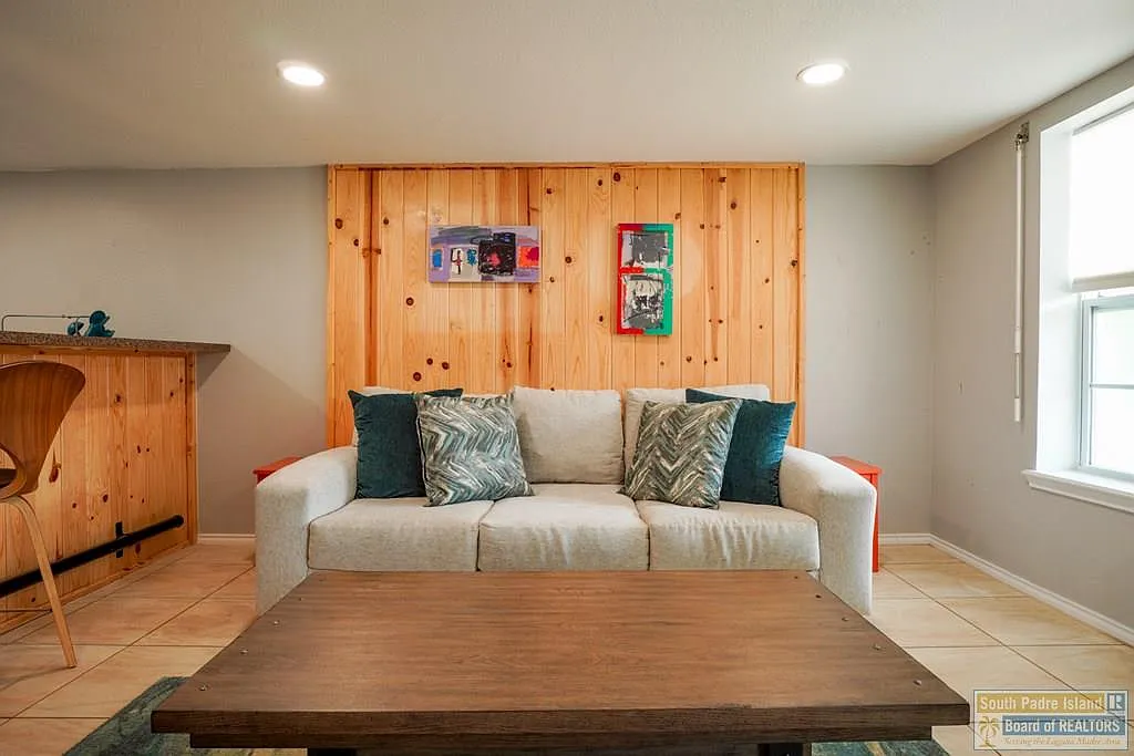 3 bed, 3.5 bath, 1800 sqft, $3,500 — Photo 4