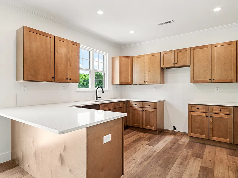 5706 Zurich Way — Photo 10