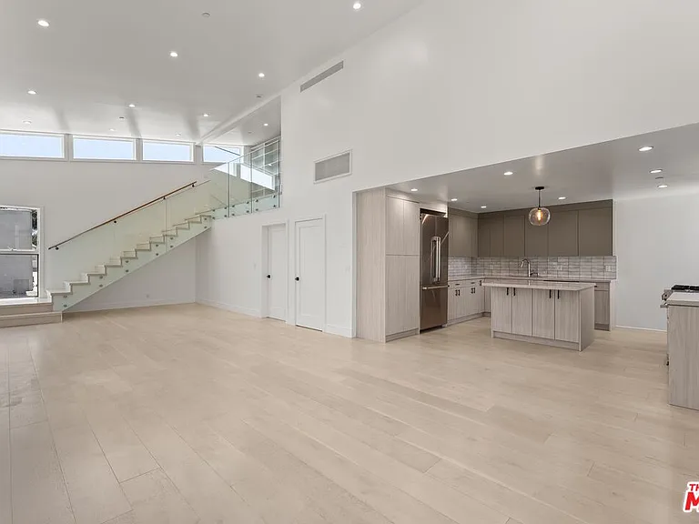 734 Indiana Ave — Photo 1