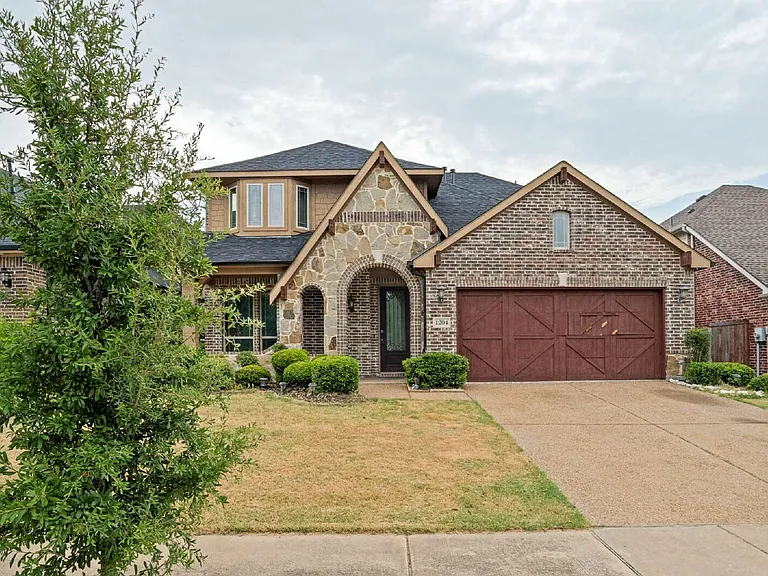 1204 E Shawnee Dr — Photo 1