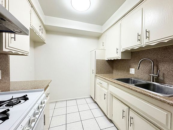 5th image of 128 S Chapel Ave #7