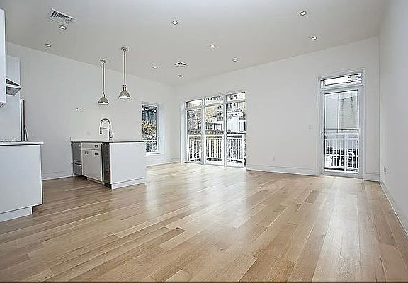 3rd image of 1209 Lexington Ave Penthouse B