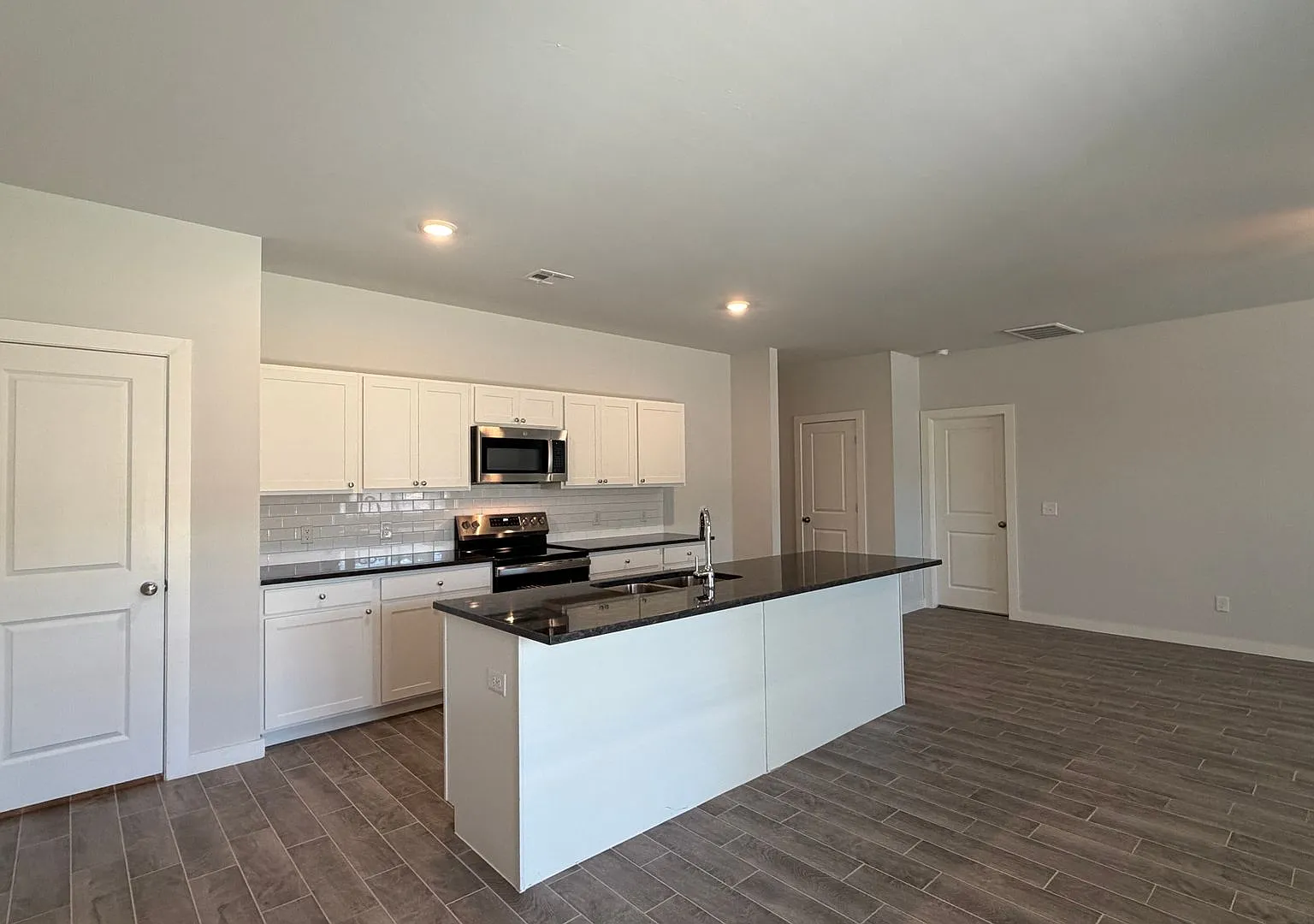 New Construction 4 Bedroom, 3 Bathroom on a 1.77 Acre Lot in Ridge Creek Addition! — Photo 4