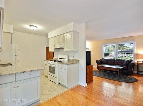 4th image of 1613 Evergreen St