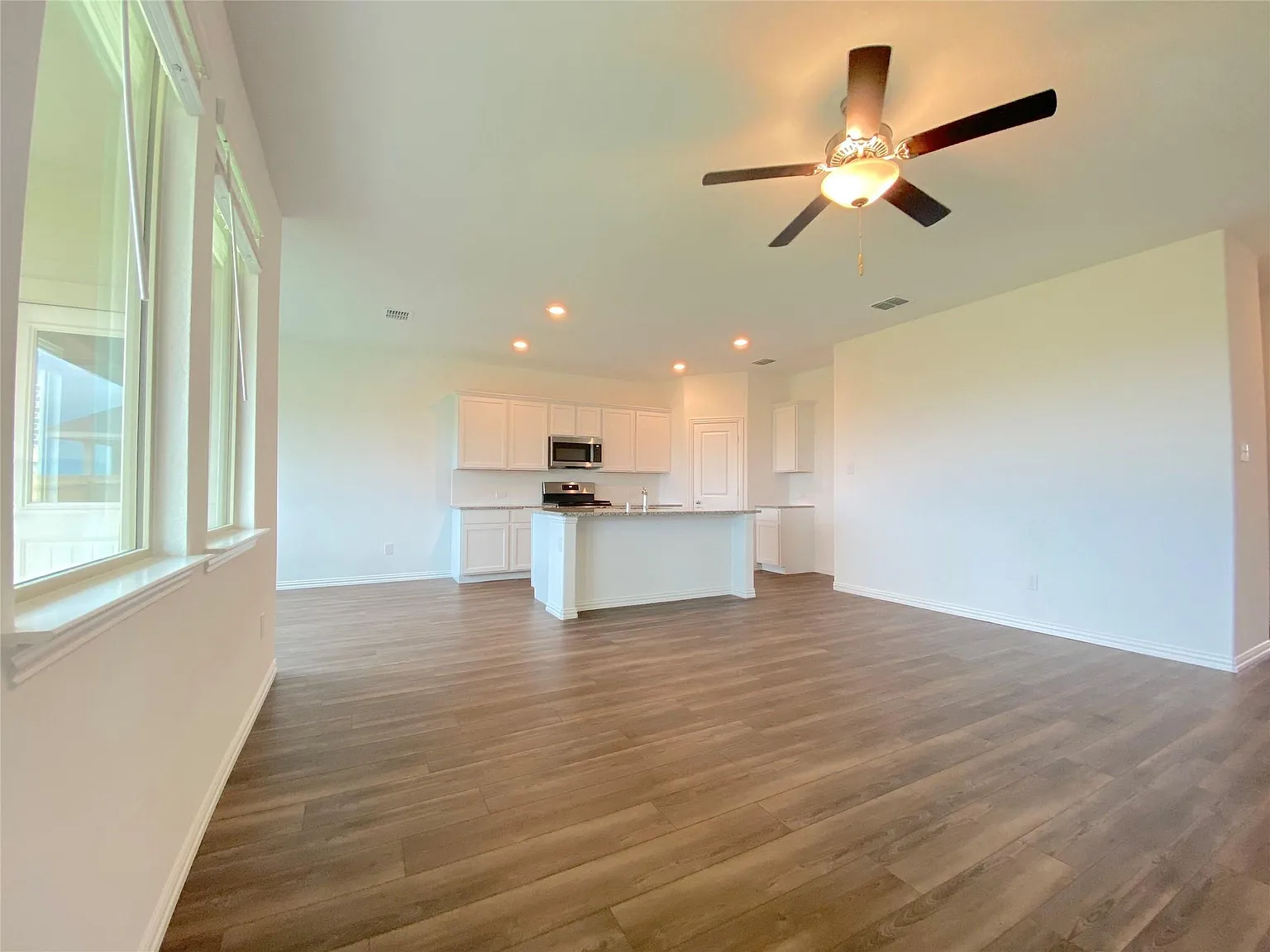 3 bed, 1606 sqft, $2,100 — Photo 3