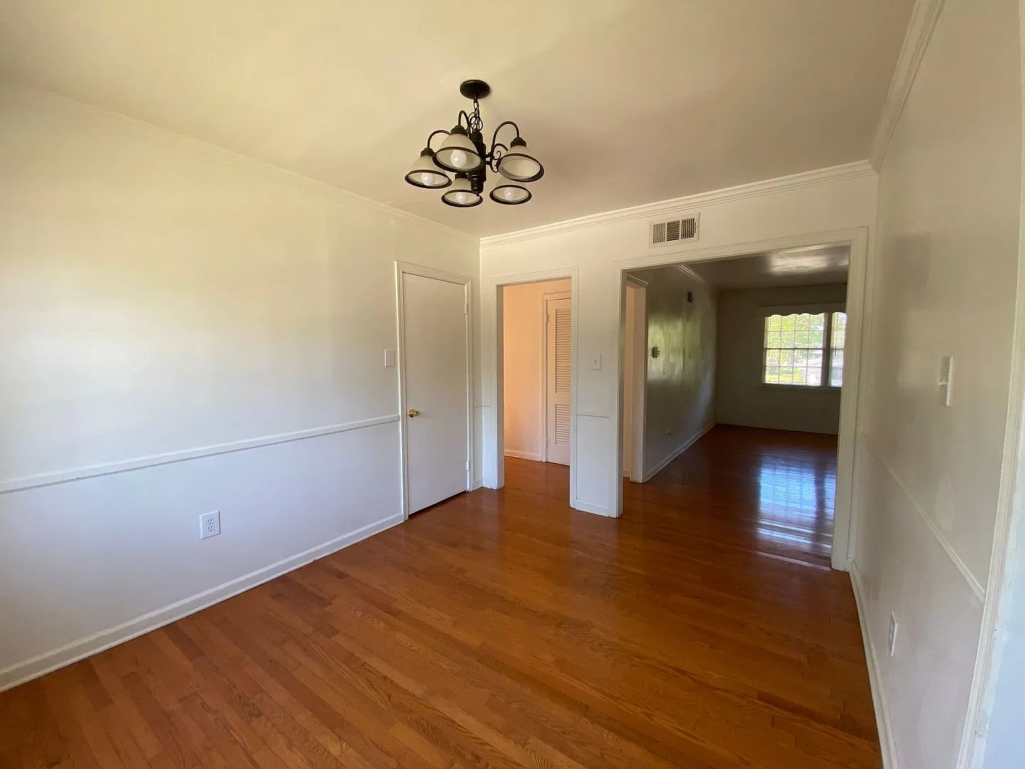 Located in Savannah, GA, this oversized 2-bedroom, 2-bathroom unit — Photo 4