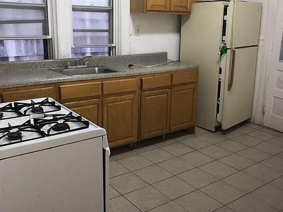4th image of 83 Oak St